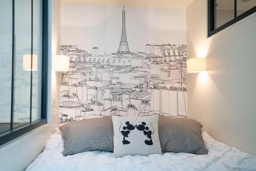 パリにあるMy Nest Inn Paris Quartier Latin - 27m2 - Rénovéのエッフェル塔の絵付きベッドルーム