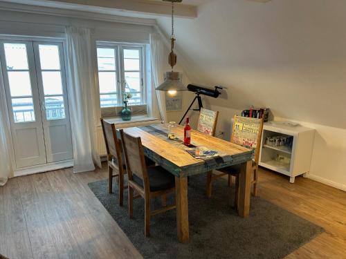 een eetkamer met een houten tafel en stoelen bij Kegelrobbe in Wyk auf Föhr