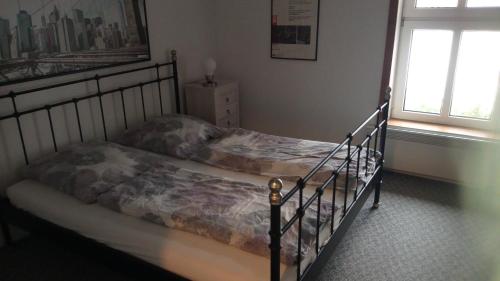 sypialnia z łóżkiem i oknem w obiekcie boddenbackpacker w mieście Bartelshagen