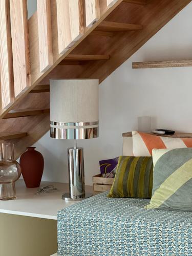 - une chambre avec un lit et une lampe sur une table dans l'établissement Ocean Lodge_plage Bourdaines, à Seignosse