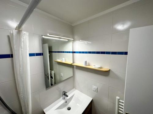 a bathroom with a sink and a mirror at BRUNEEL - Appartement 4 personnes Carnac in Carnac