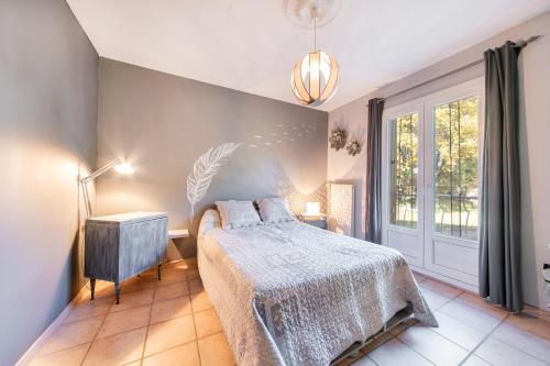 En eller flere senge i et værelse på La Roseraie de l'Elaeis - Piscine privée