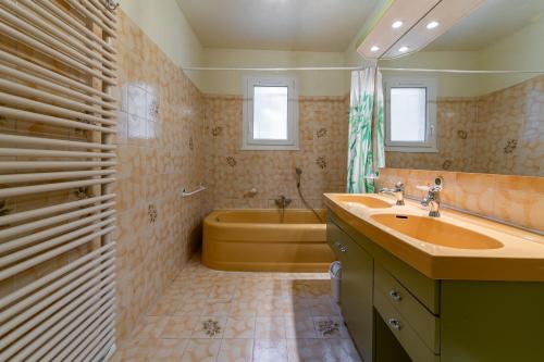 Et badeværelse på La Roseraie de l'Elaeis - Piscine privée