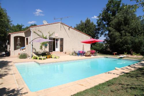 une maison avec une piscine devant une maison dans l'établissement La Roseraie de l'Elaeis - Piscine privée, à Montmeyan