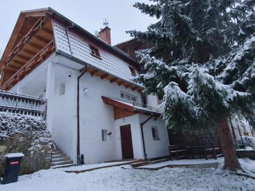 Dom na Karkonoskiej om vinteren