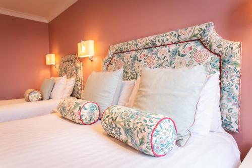 ein Hotelzimmer mit 2 Betten und Kissen in der Unterkunft Hotel Sheraton in Blackpool
