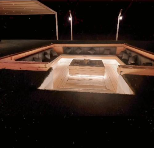 eine Bühne mit Holzboden im Dunkeln in der Unterkunft My Resort in Al Rahba