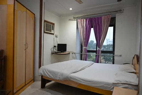 Hotel Priyanka Internationalにあるベッド