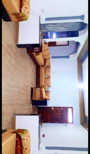 una habitación con nevera y una pila de cajas en Dar messiar, en Chefchaouen