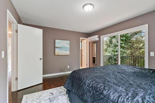 - une chambre avec un lit et une grande fenêtre dans l'établissement Serene 2 Bedroom House in Auburn near the Lake!, à Auburn