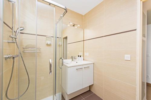 une salle de bain avec douche et lavabo dans l'établissement Vue Monaco & Tour Odéon - Terrasse - Parking - BH, à Beausoleil