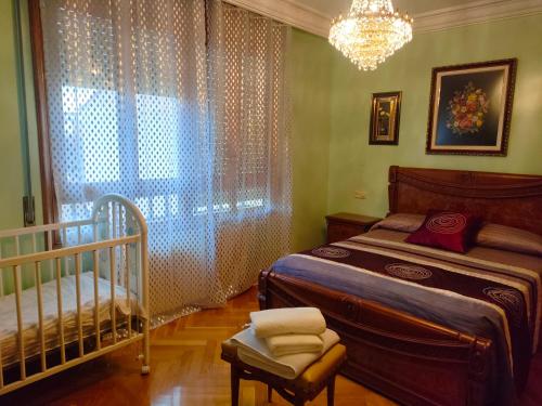 Postel nebo postele na pokoji v ubytování LA RIOJA HOUSE casa entera Mesa de pinpong Parking gratuito, Chimenea, barbacoa CENTRO