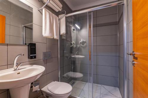 een badkamer met een douche, een toilet en een wastafel bij DREAM HOLİDAY RESORT in Burhaniye