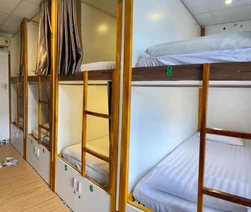 een groep stapelbedden in een slaapzaal bij Mobylette Sai Gon in Ho Chi Minh-stad