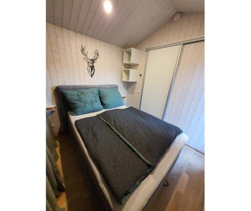 um pequeno quarto com uma cama num quarto em Tinyhouse Heimatglück em Bad Berleburg