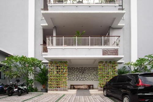 Bangunan di mana terletaknya rumah tamu ini