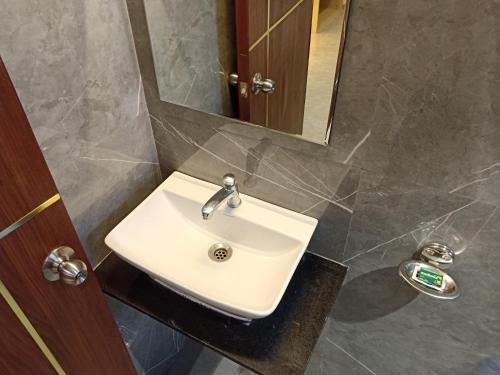Ein Badezimmer in der Unterkunft Hotel Suvarnam Residency