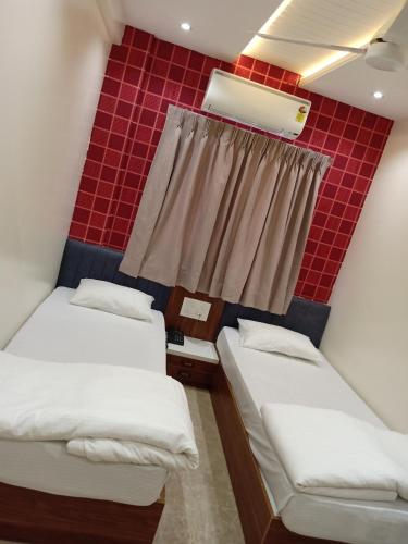 Ein Bett oder Betten in einem Zimmer der Unterkunft Hotel Suvarnam Residency