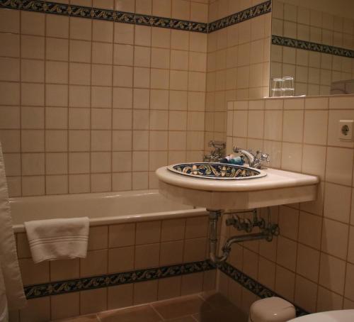a bathroom with a sink and a bath tub at Hotel Schloss & Gut Ulrichshusen in Ulrichshusen