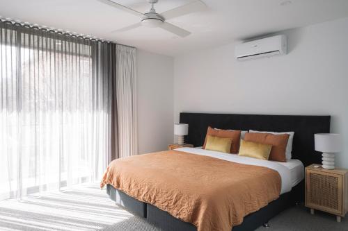 1 dormitorio con cama y ventana grande en Downtown House en Geelong