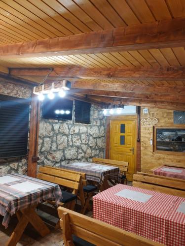 Reštaurácia alebo iné gastronomické zariadenie v ubytovaní Kuća Jelena