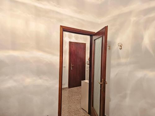 een open deur naar een kamer met een toilet bij Camera Alex in Pavia