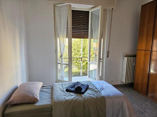 パヴィアにあるCamera Alexのベッドルーム1室(ベッド1台、大きな窓付)