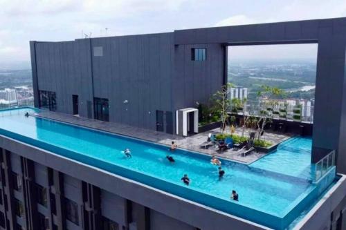 uma piscina no topo de um edifício com pessoas nele em Hill10 Residence, i-city Shah Alam (Golden Shacks) em Shah Alam