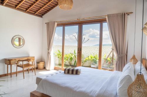 Postel nebo postele na pokoji v ubytování Sundance Residence Nusa Penida