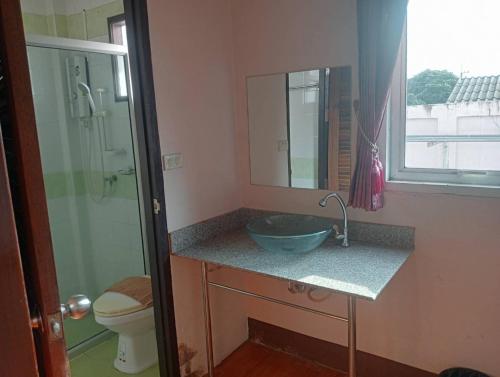 ein Bad mit einem Waschbecken und einer Glasdusche in der Unterkunft PN hotel Fang in Fang
