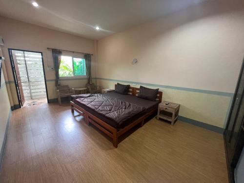 1 dormitorio con 1 cama grande en una habitación en PN hotel Fang en Fang