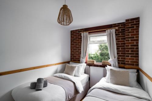Duas camas num quarto com uma janela em Pound Street em Exmouth