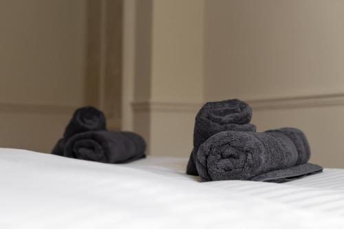 duas toalhas estão sentadas em cima de uma cama em Pound Street em Exmouth