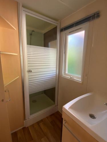 Ванна кімната в Mobil-home 3 chambres