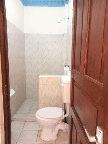 La salle de bains est pourvue de toilettes et d'un lavabo. dans l'établissement Marieella homes, à Ukunda