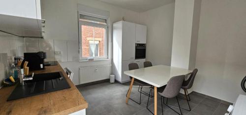 une cuisine avec une table et des chaises dans l'établissement Timeless: 4 Zimmer Apartment OG Ludwigsburg, à Ludwigsbourg