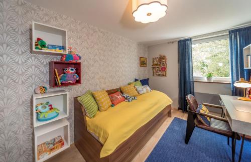 a bedroom with a bed and a desk and a table at 2BR-Apartment in Herzogenaurach in Herzogenaurach