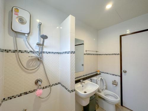 La salle de bains est pourvue d'une douche, de toilettes et d'un lavabo. dans l'établissement PP5 property in phuket, à Thalang
