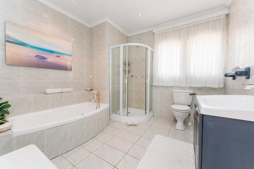 Phòng tắm tại Lalaria Ocean Villa Suite 4