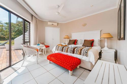 Giường trong phòng chung tại Lalaria Ocean Villa Suite 4