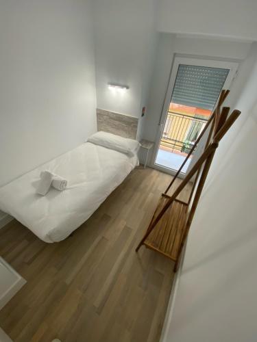 Habitación pequeña con cama y ventana en Apartamento Granada centro en Granada