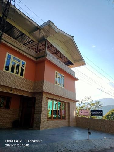 ein kleines Haus mit einem Dach darüber in der Unterkunft snow white retreat hotel and restaurant in Gangtok