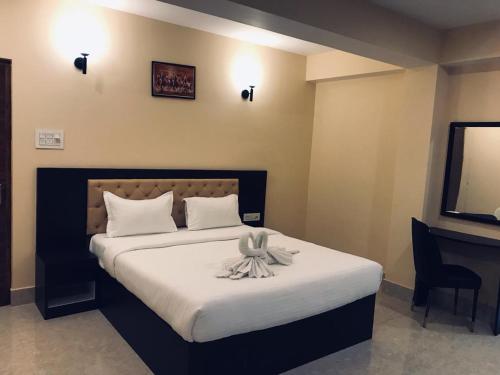um quarto com uma cama com um laço em snow white retreat hotel and restaurant em Gangtok