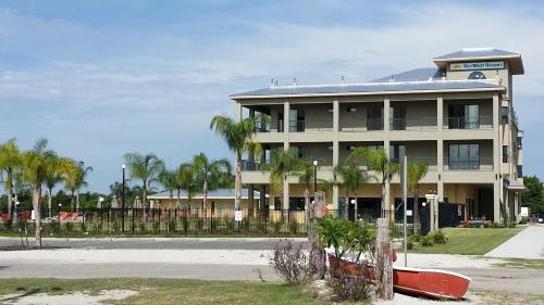 ein großes Gebäude mit Palmen davor in der Unterkunft Key West Resort - Lake Dora in Tavares