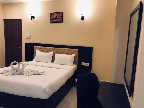 een hotelkamer met 2 bedden en handdoeken erop bij snow white retreat hotel and restaurant in Gangtok