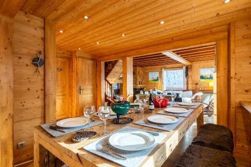 - une salle à manger avec une table dans une cabine dans l'établissement Chalet Coelacanthe, à La Clusaz