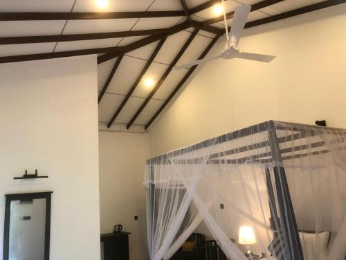 ventilatore a soffitto in una stanza con tenda di skyresort a Tangalle