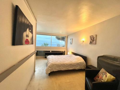 Habitación pequeña con cama y ventana en Château de la mer, by Welcome to Cannes, en Cannes