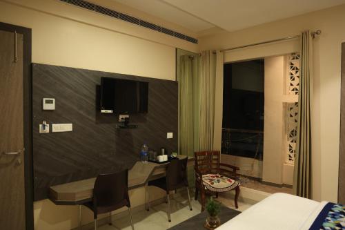 Μια τηλεόραση ή/και κέντρο ψυχαγωγίας στο Hotel Pinaka Inn
