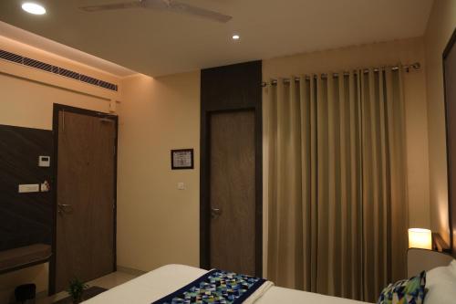 Ένα ή περισσότερα κρεβάτια σε δωμάτιο στο Hotel Pinaka Inn